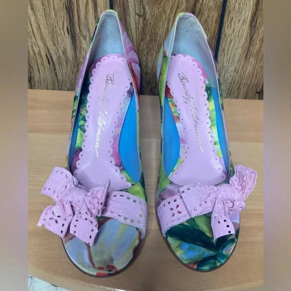 Woman BEVERLY FELDMAN pink Green Floral Peep Toe Bow Pump Heels Shoe Sz 8 - Picture 2 of 11